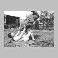 022-0276 Karl Dautert mit seinem Schwiegersohn Alfred Lowski beim Fruehsport im Sommer 1940 im Garten. Im Hintergrund die kleine Seite Goldbachs..jpg